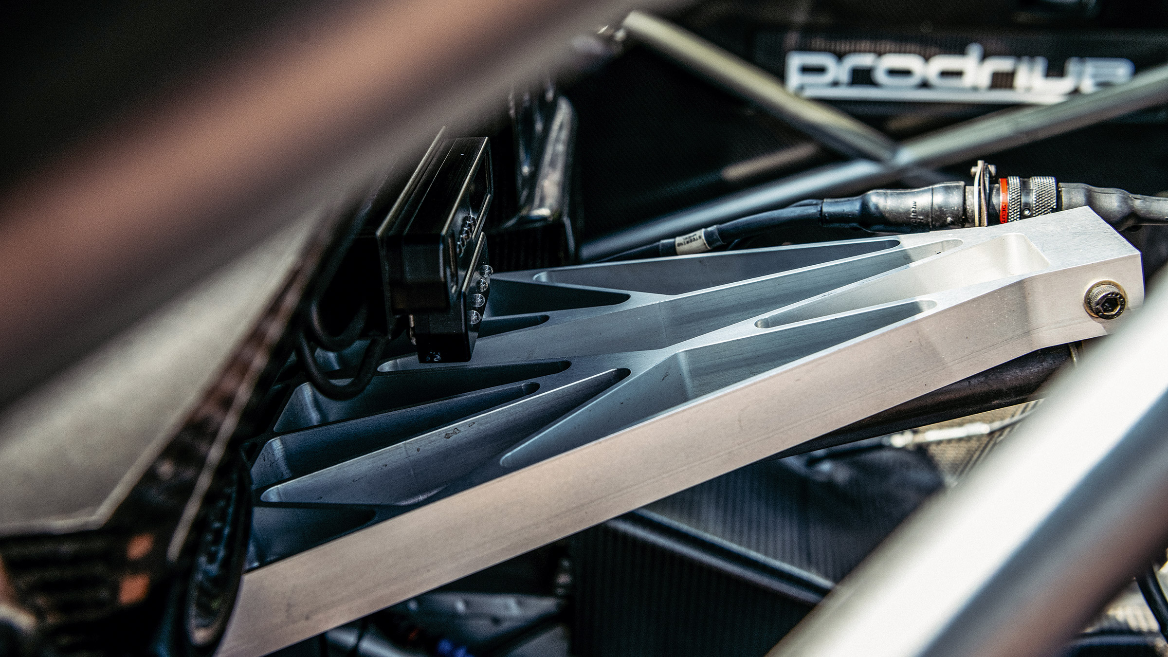 LM GT car 550 – strut