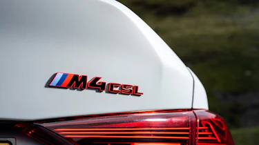 BMW M4 CSL – badge