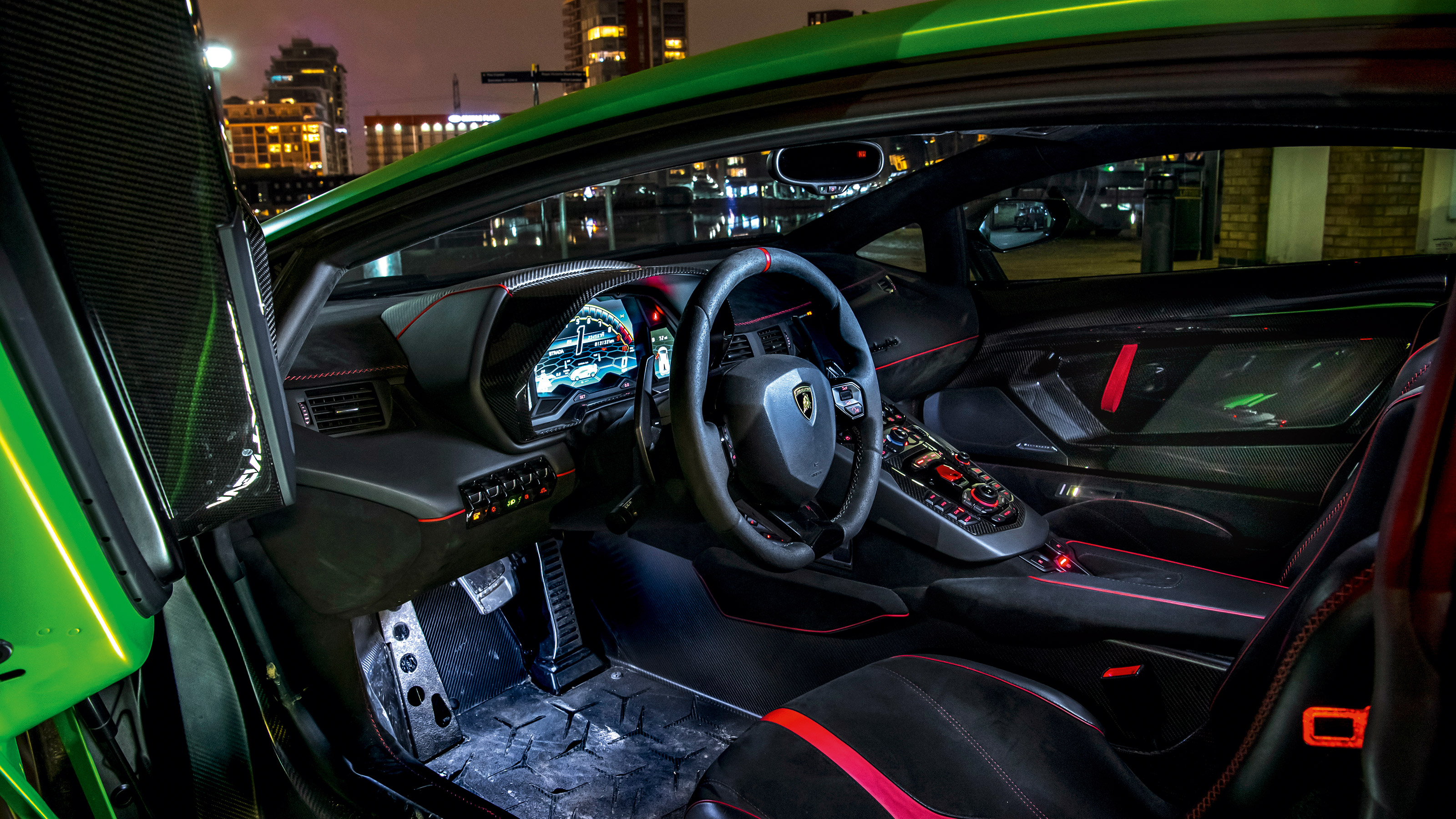 Lamborghini Aventador SVJ v Nissan GTR Nismo