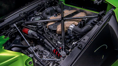 Lamborghini Aventador SVJ v Nissan GTR Nismo
