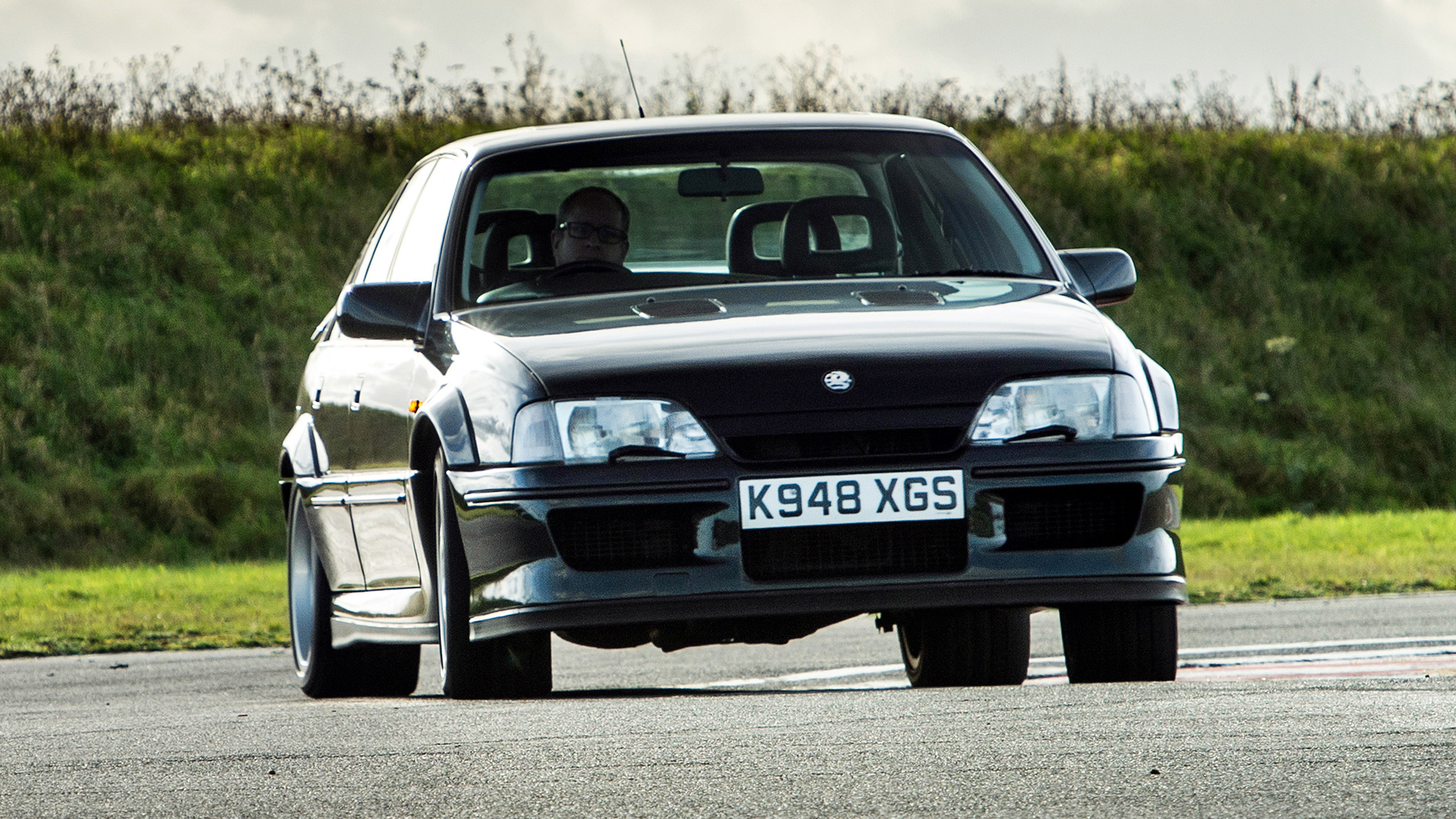 Lotus Carlton – front action