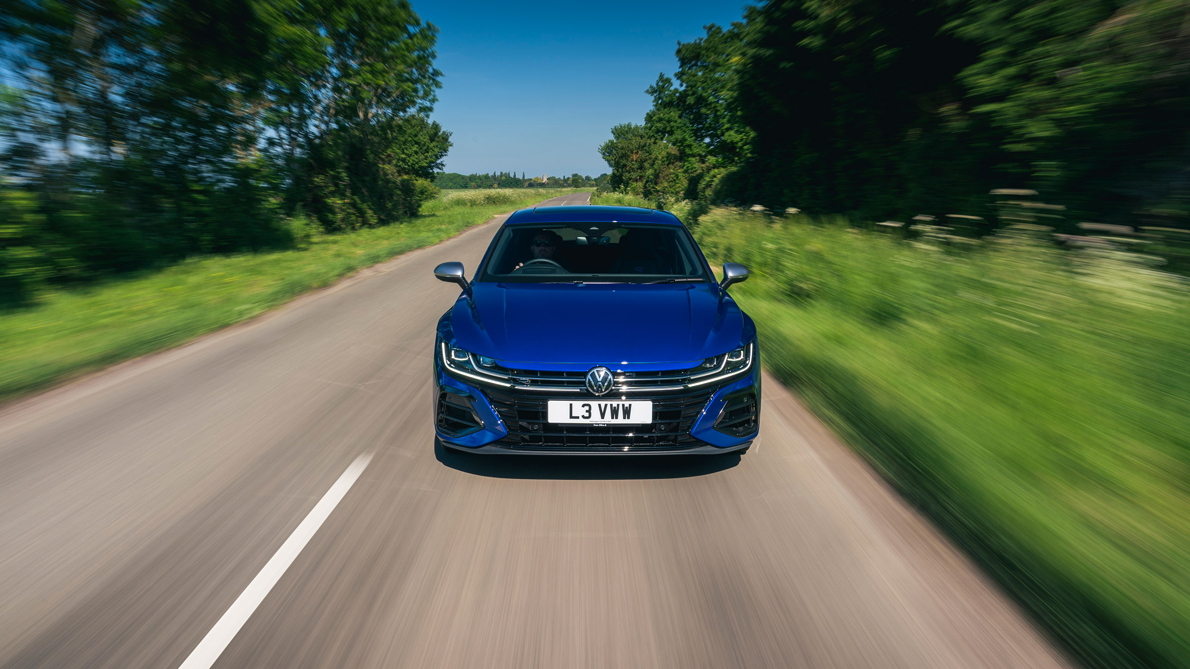 Volkswagen Arteon R Shooting Brake – front tracking