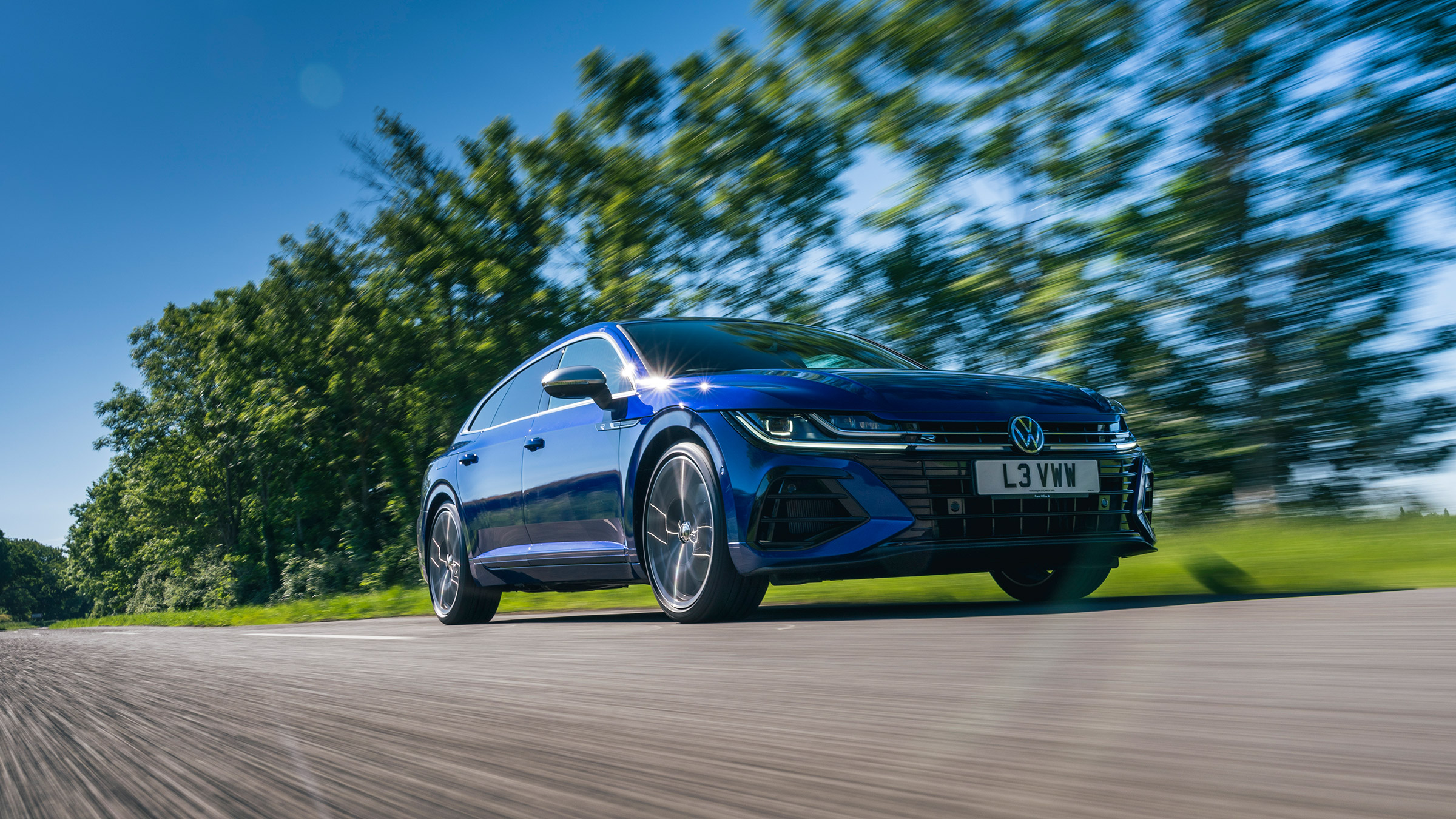 Volkswagen Arteon R Shooting Brake – low tracking