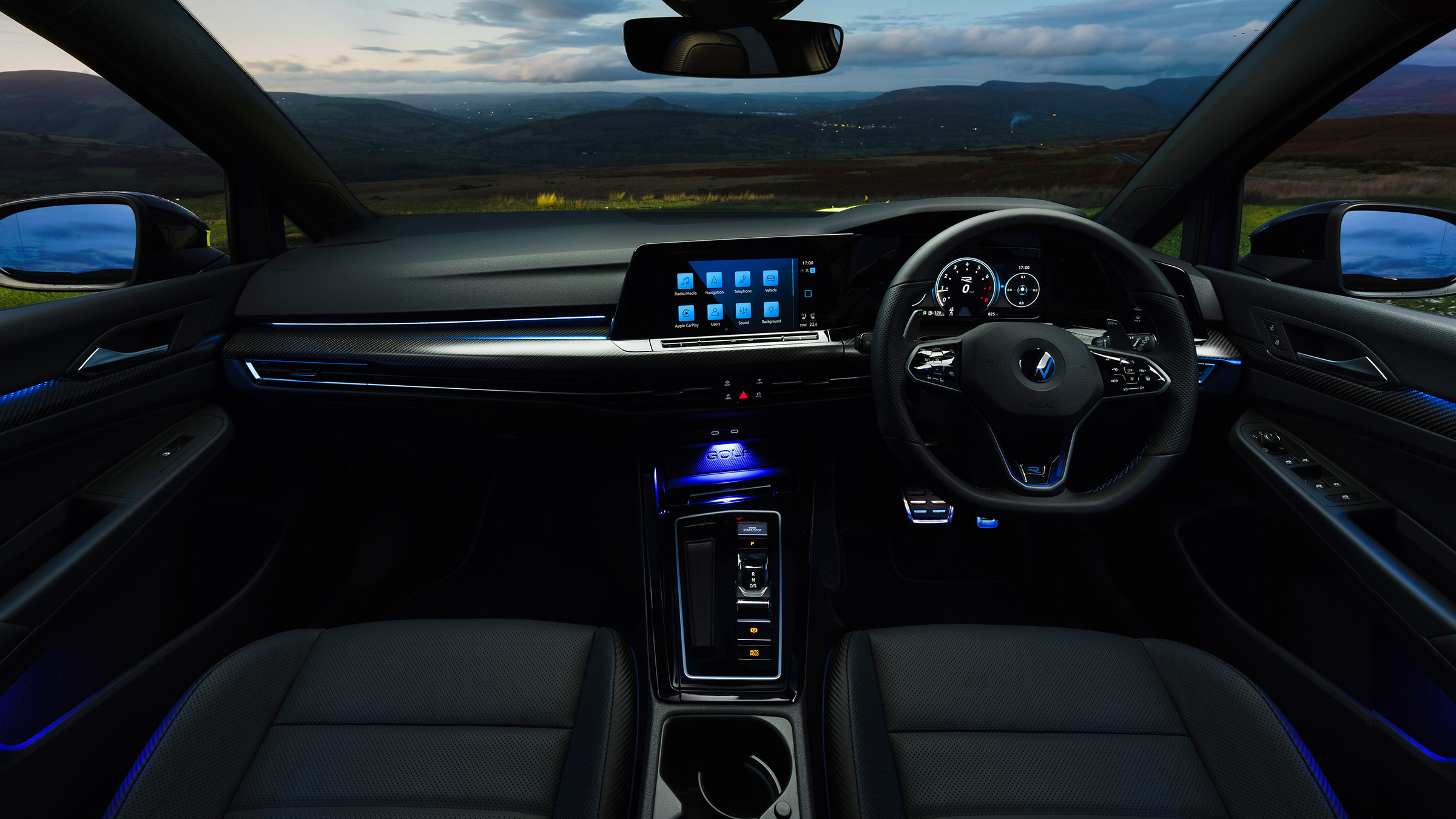 Volkswagen Golf R 20 Years – white dash