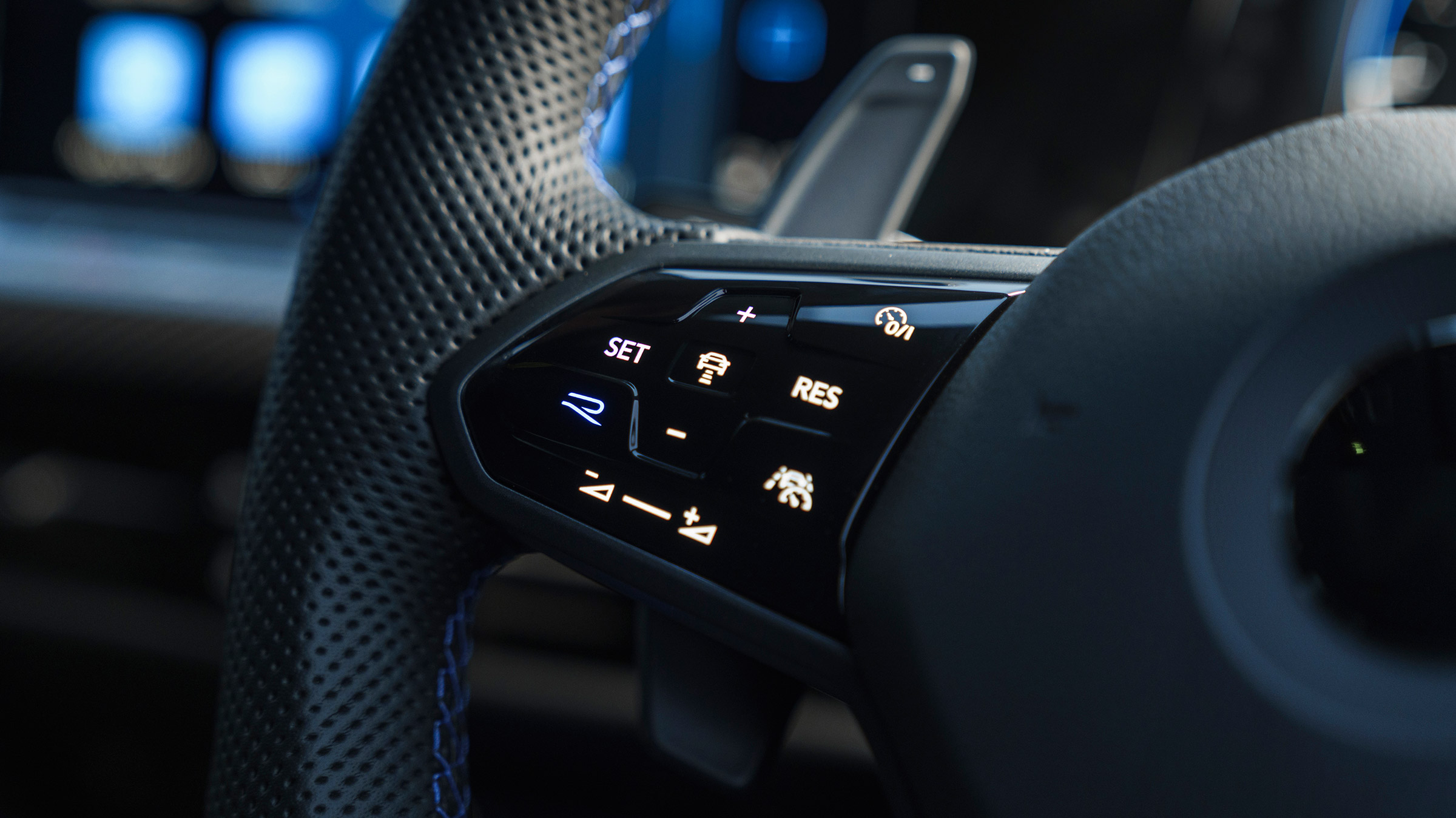 Volkswagen Golf R 20 Years – white steering wheel