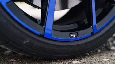 Volkswagen Golf R 20 Years – white wheel