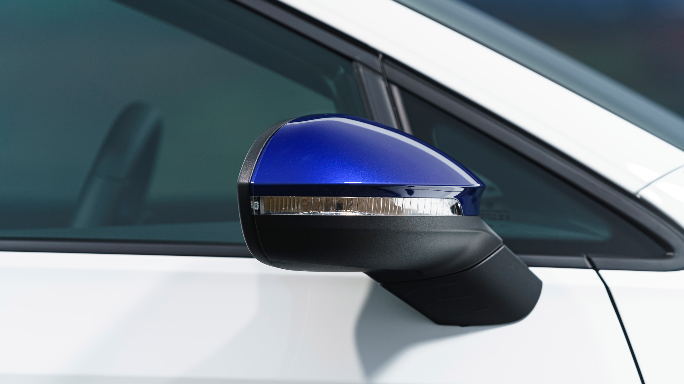 Volkswagen Golf R 20 Years – white mirror