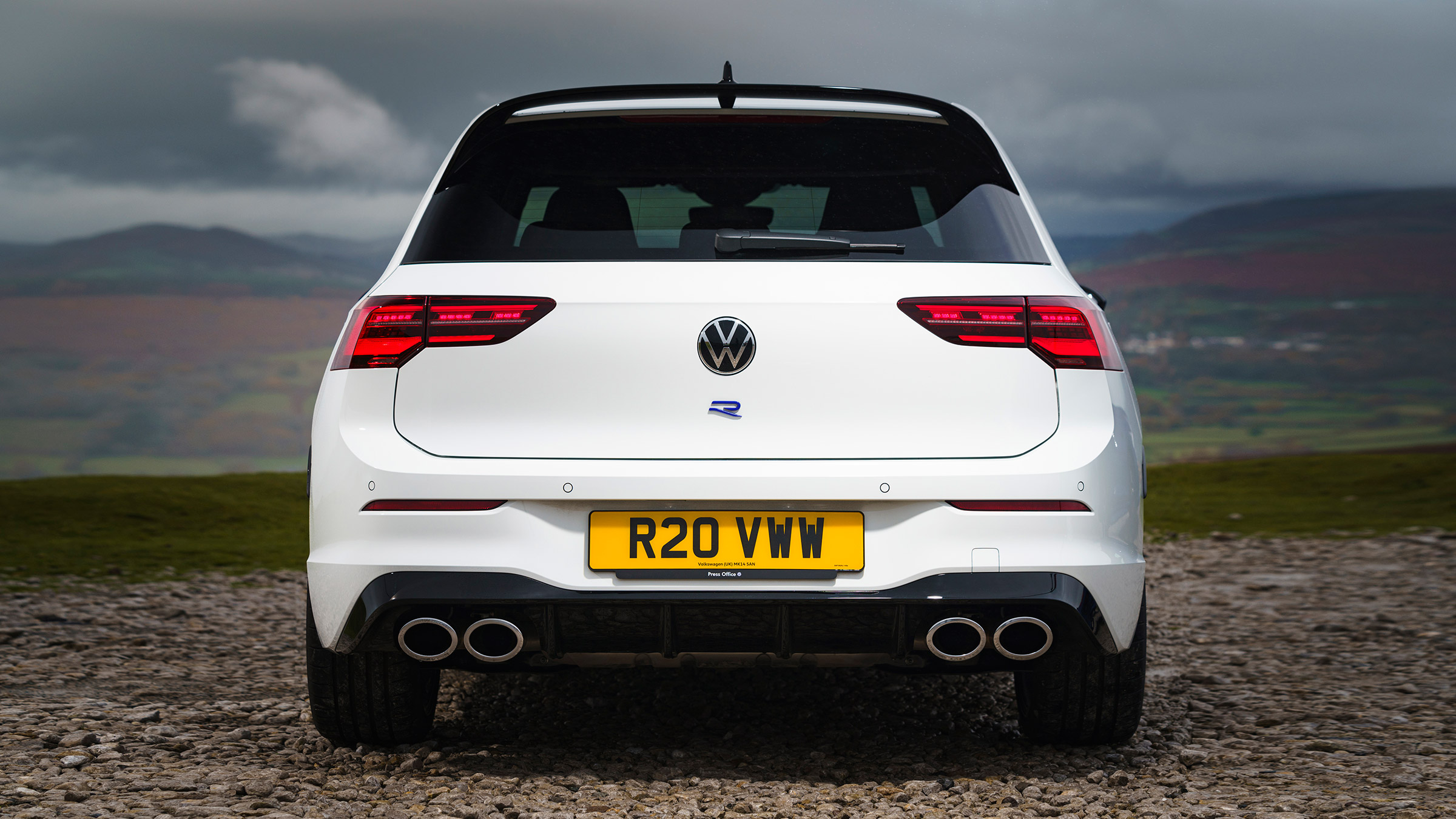 Volkswagen Golf R 20 Years – white pipes