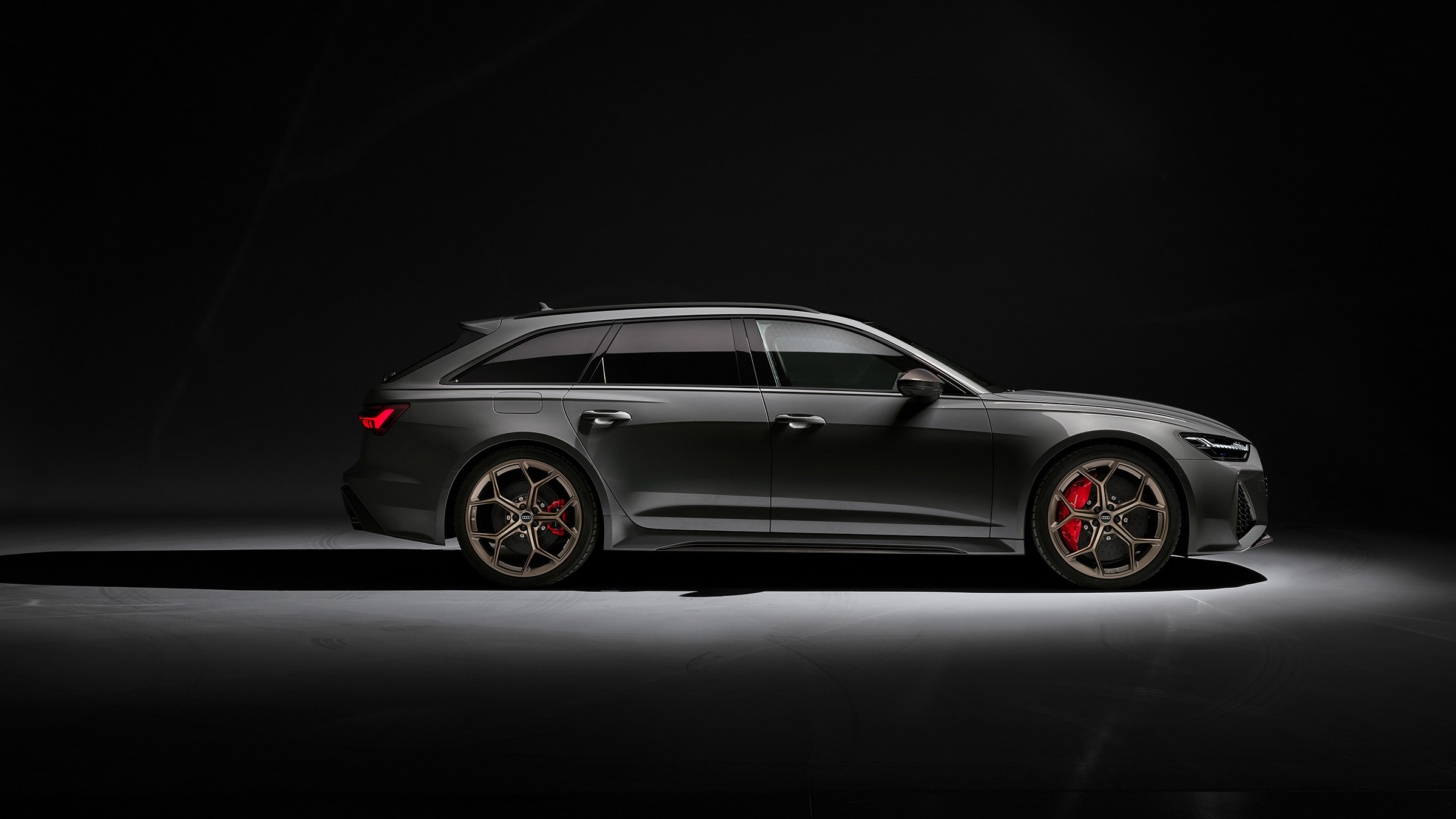 Audi RS6 Performance – studio side