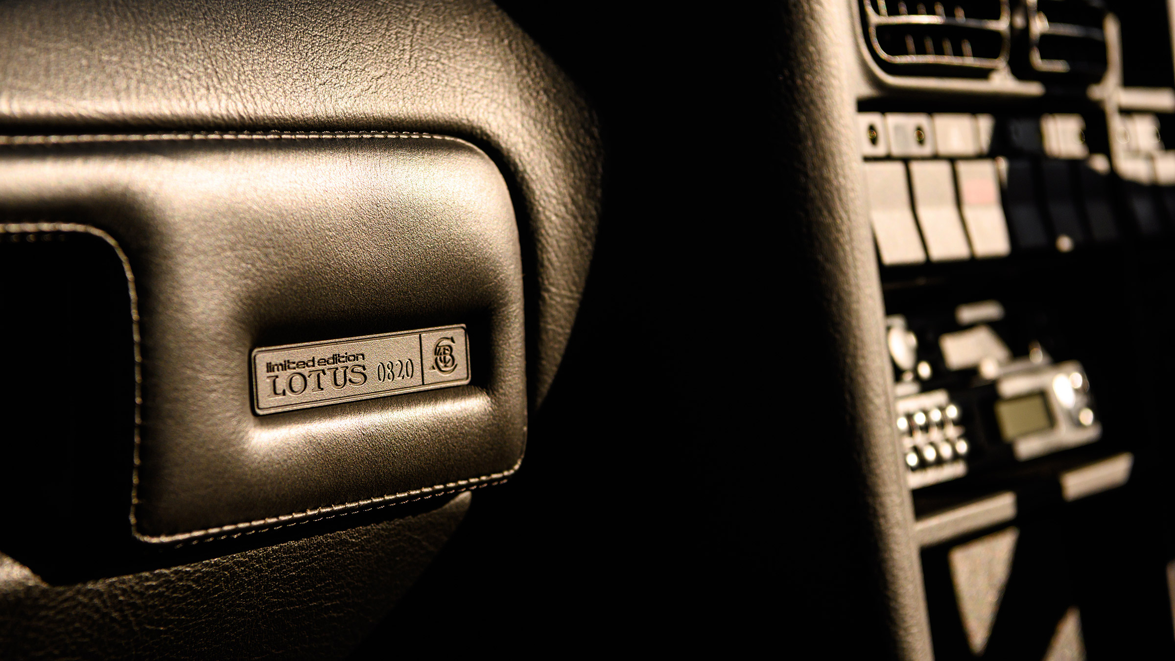 Lotus Carlton – badge