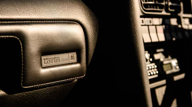 Lotus Carlton – badge