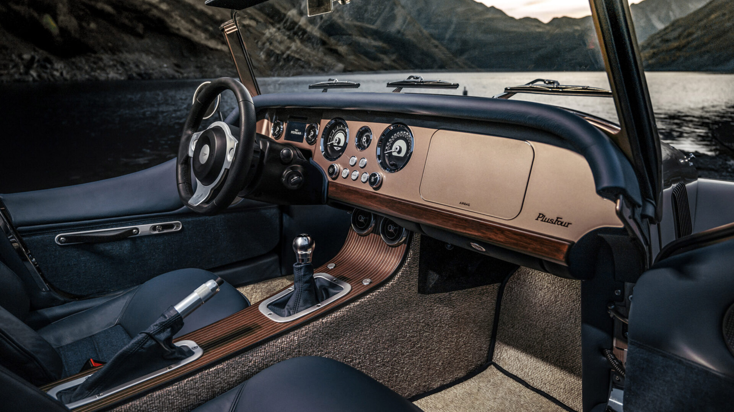 Morgan Plus Four – cabin