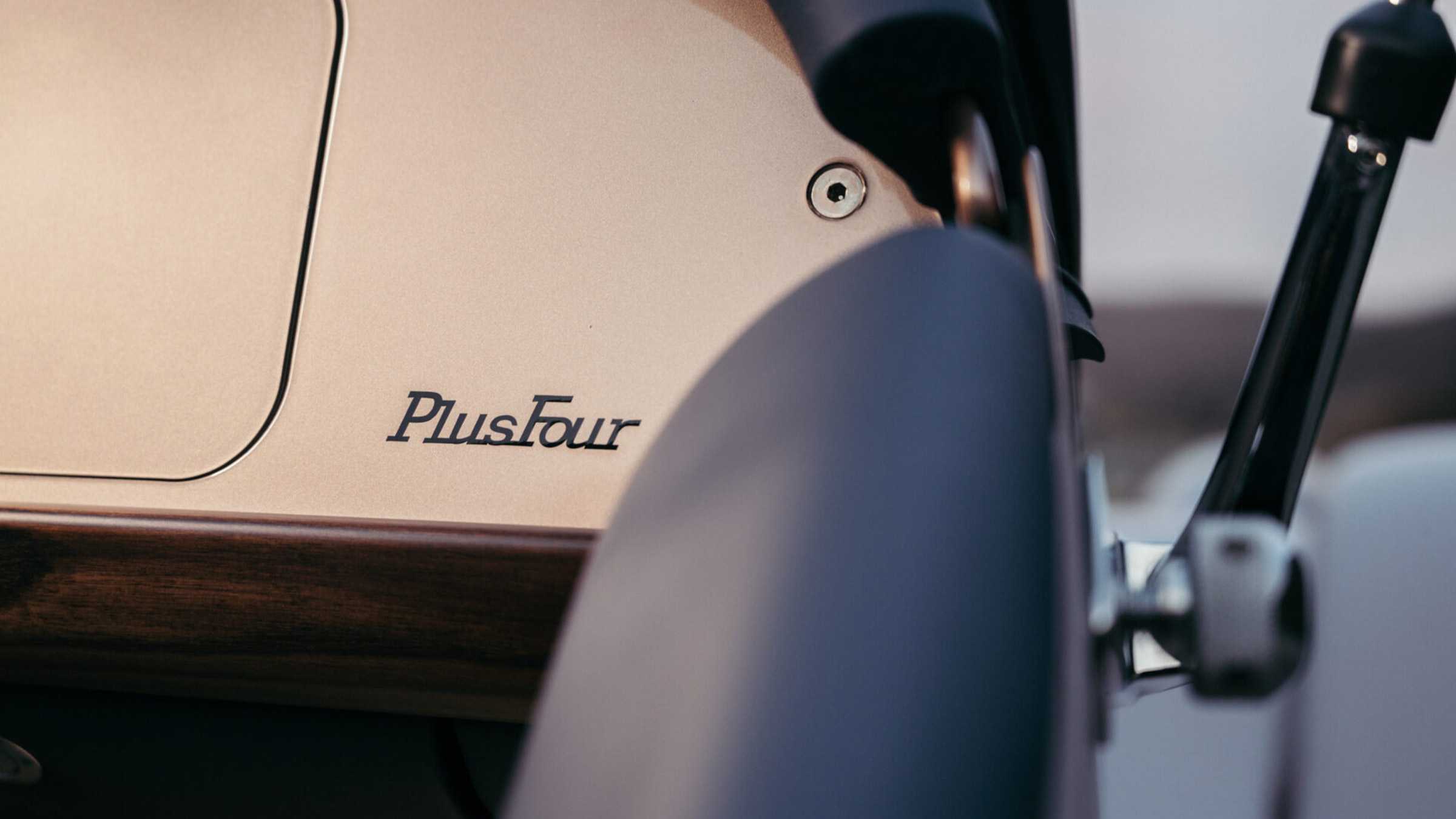 Morgan Plus Four – badge