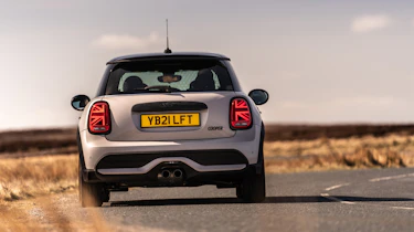 Mini Cooper S 2022 – rear cornering