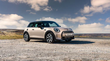 Mini Cooper S 2022 – front quarter static