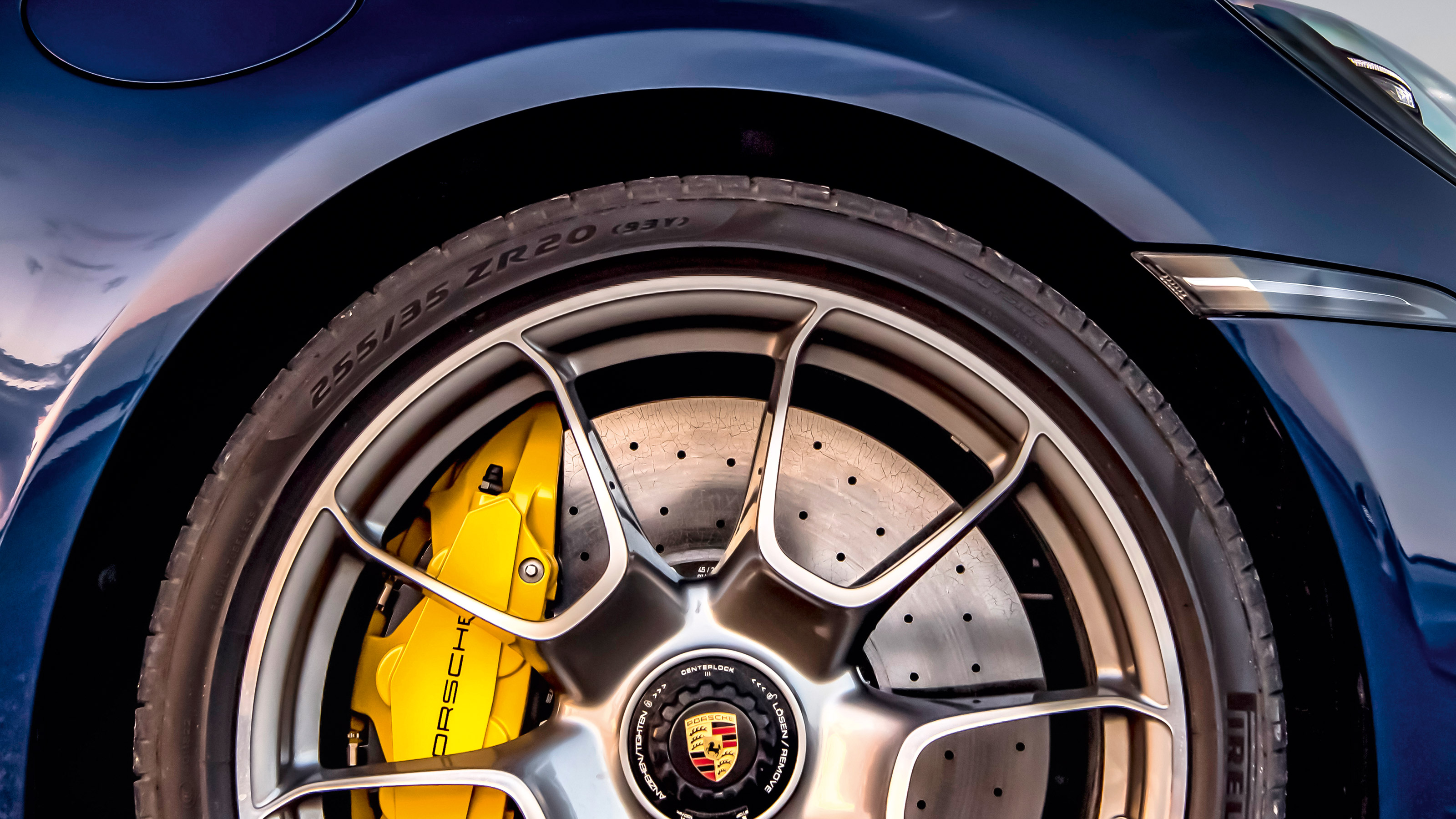 Porsche 911 Turbo S Cabriolet v McLaren 720S Spider