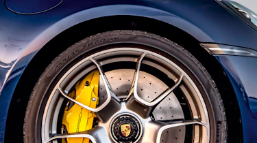 Porsche 911 Turbo S Cabriolet v McLaren 720S Spider
