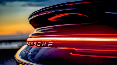 Porsche 911 Turbo S Cabriolet v McLaren 720S Spider
