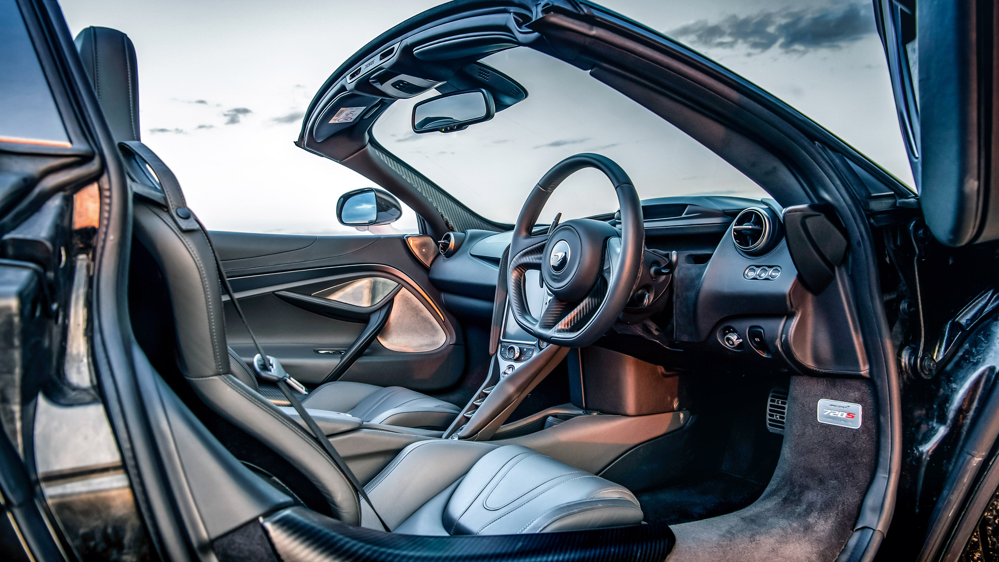 Porsche 911 Turbo S Cabriolet v McLaren 720S Spider