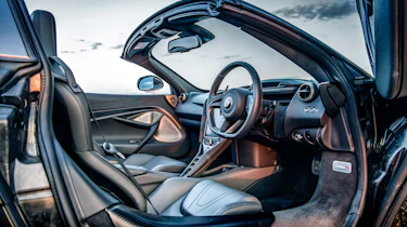 Porsche 911 Turbo S Cabriolet v McLaren 720S Spider