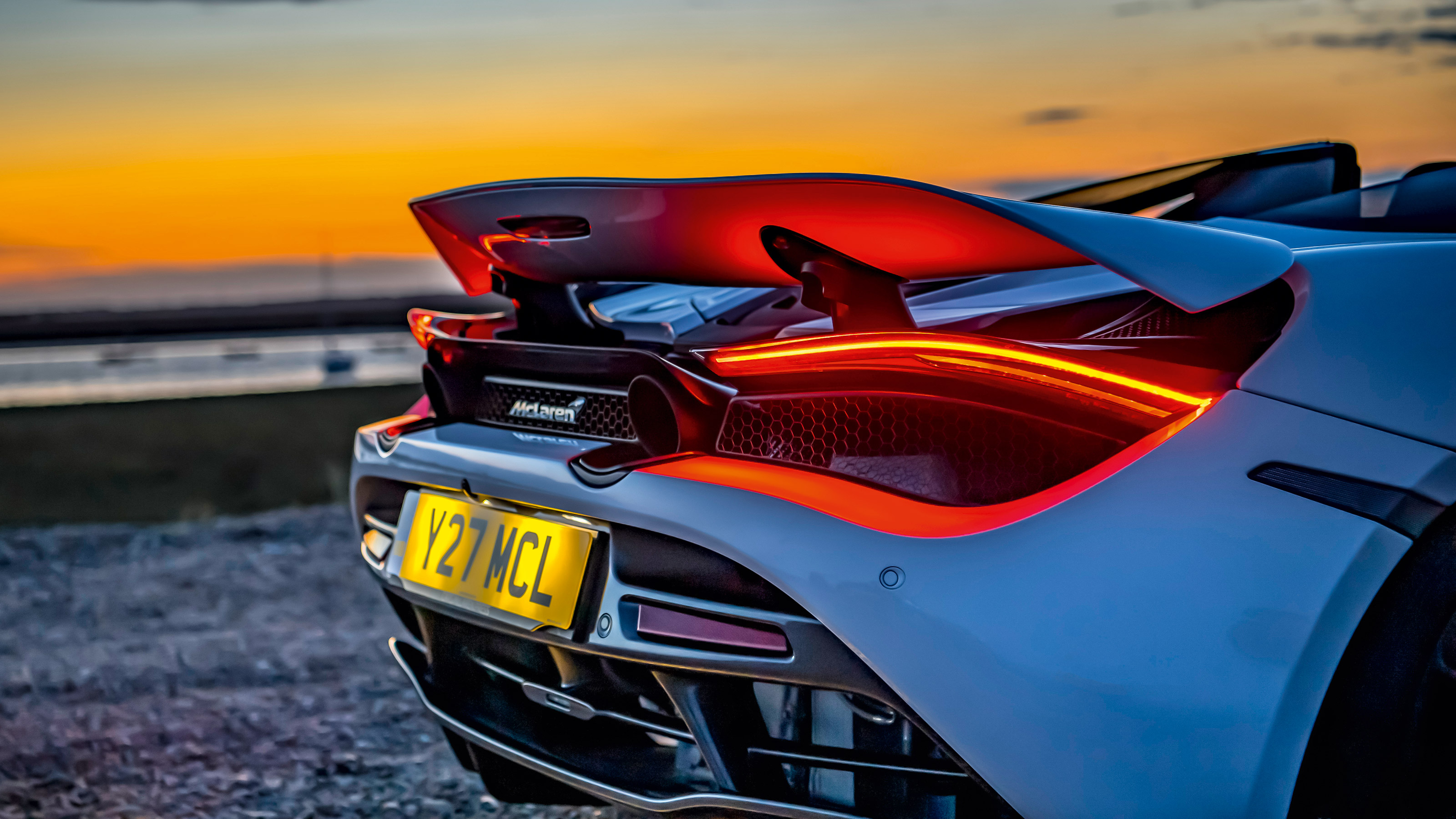 Porsche 911 Turbo S Cabriolet v McLaren 720S Spider