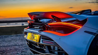 Porsche 911 Turbo S Cabriolet v McLaren 720S Spider