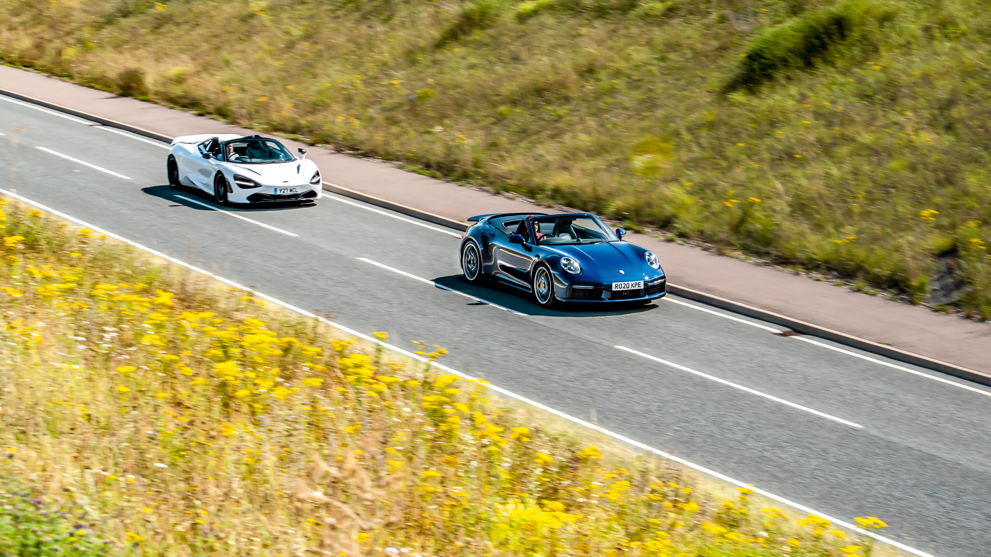 Porsche 911 Turbo S Cabriolet v McLaren 720S Spider
