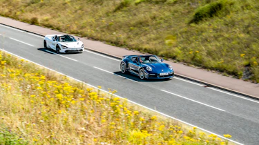 Porsche 911 Turbo S Cabriolet v McLaren 720S Spider