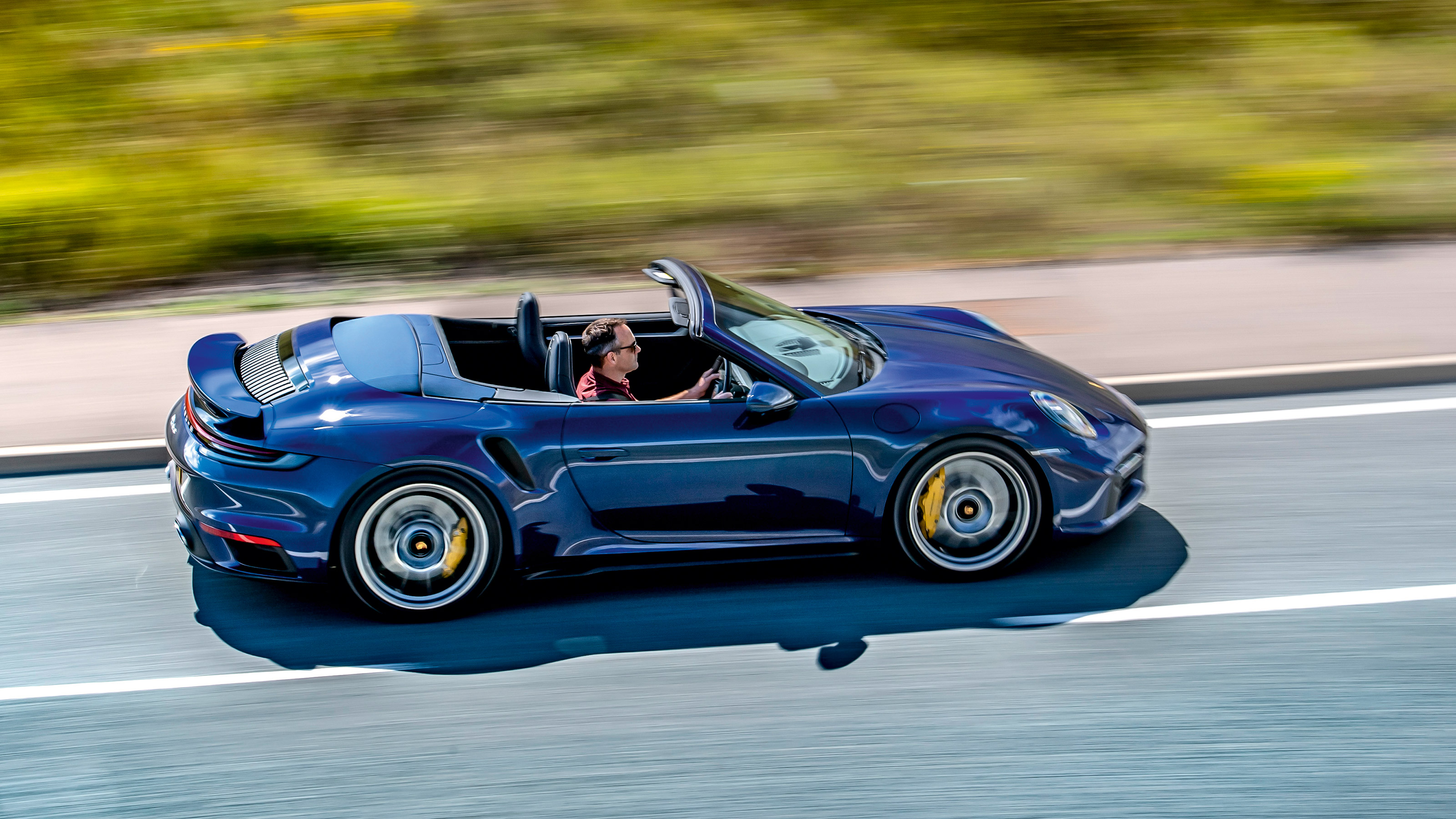 Porsche 911 Turbo S Cabriolet v McLaren 720S Spider