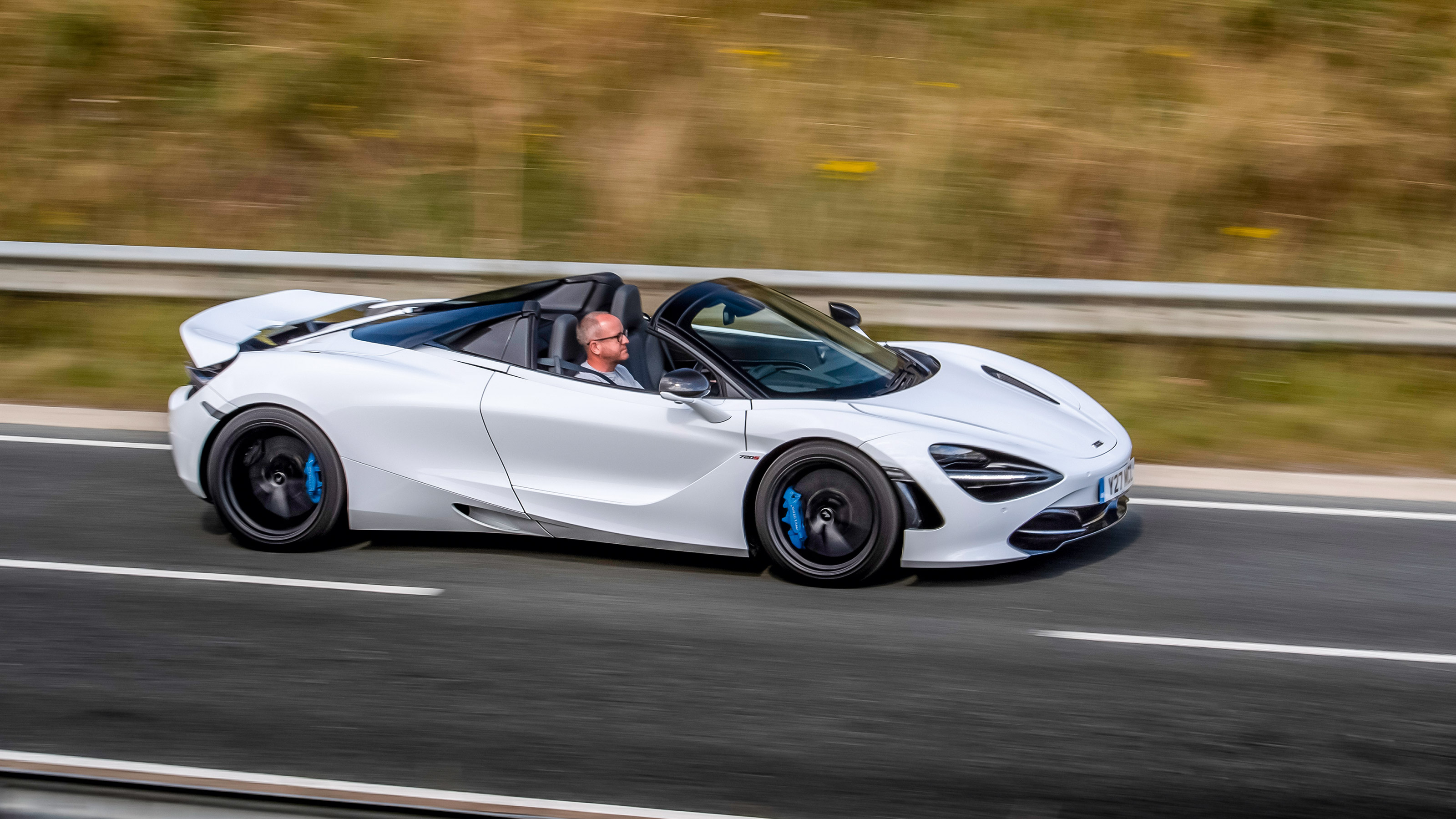 Porsche 911 Turbo S Cabriolet v McLaren 720S Spider