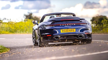 Porsche 911 Turbo S Cabriolet v McLaren 720S Spider