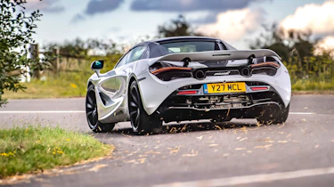 Porsche 911 Turbo S Cabriolet v McLaren 720S Spider