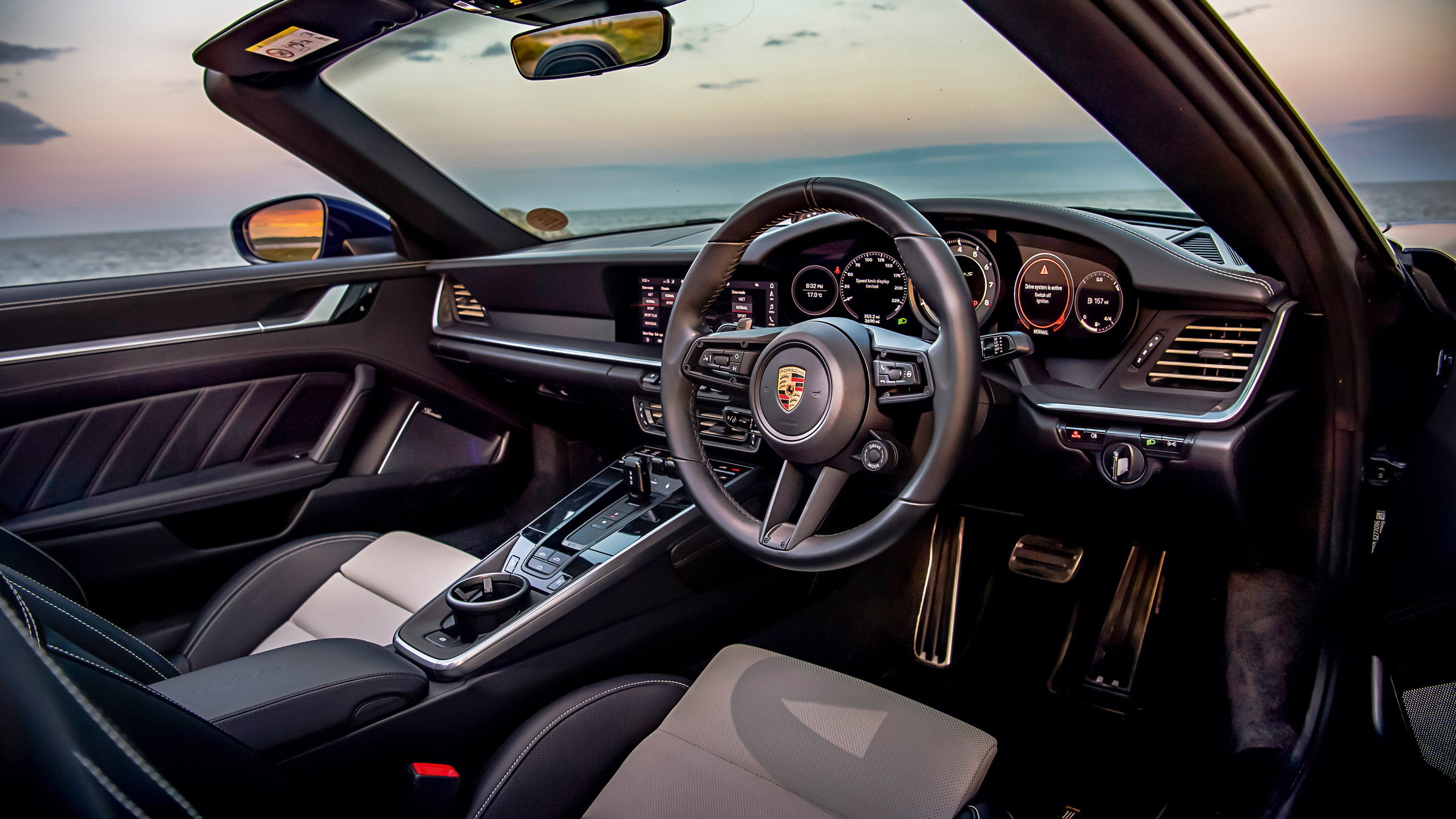 Porsche 911 Turbo S Cabriolet v McLaren 720S Spider