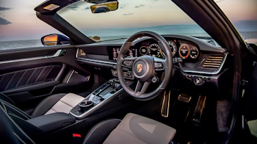 Porsche 911 Turbo S Cabriolet v McLaren 720S Spider