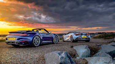 Porsche 911 Turbo S Cabriolet v McLaren 720S Spider