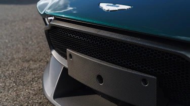 Aston Martin Victor – grille