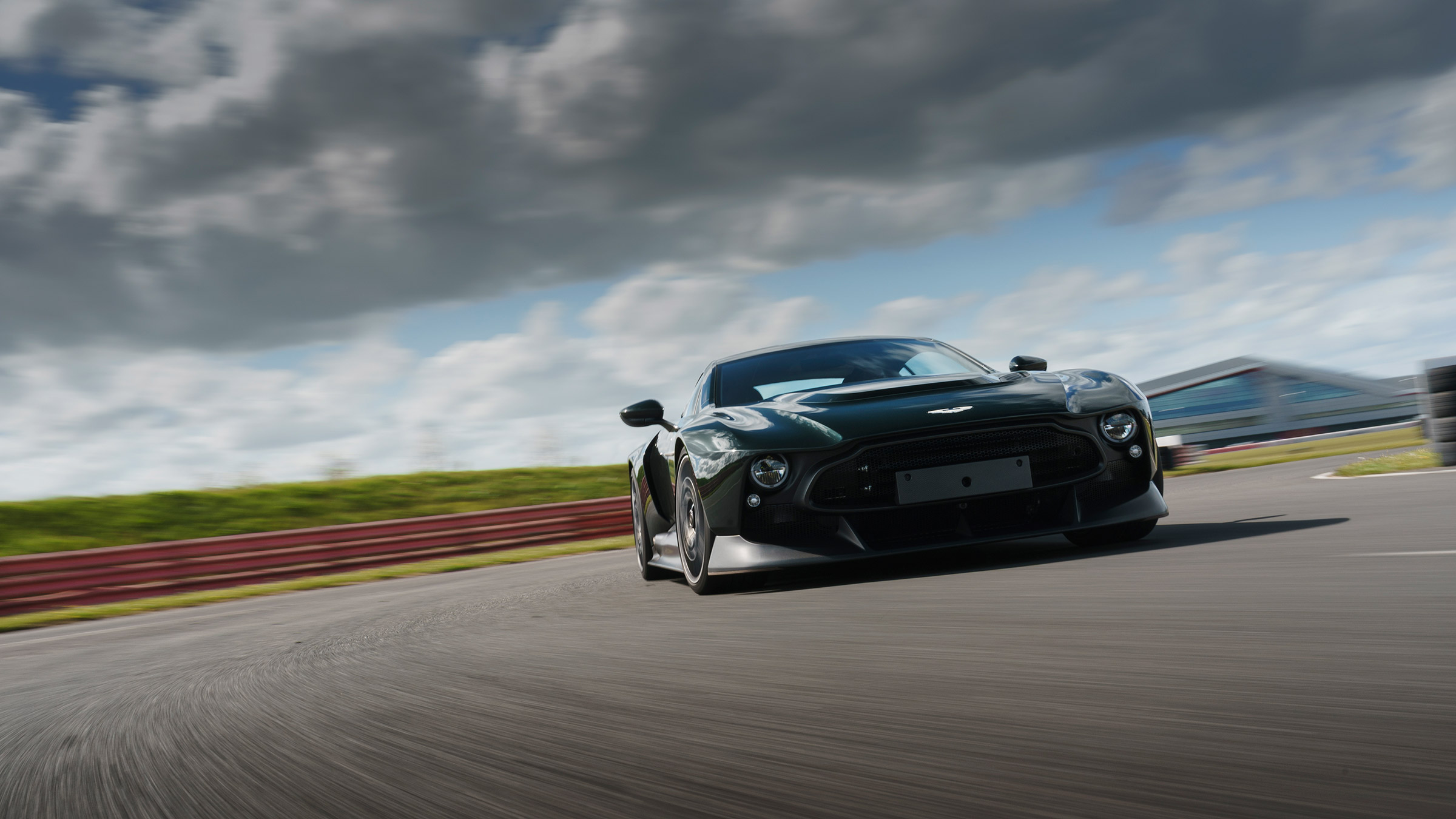 Aston Martin Victor – front tracking
