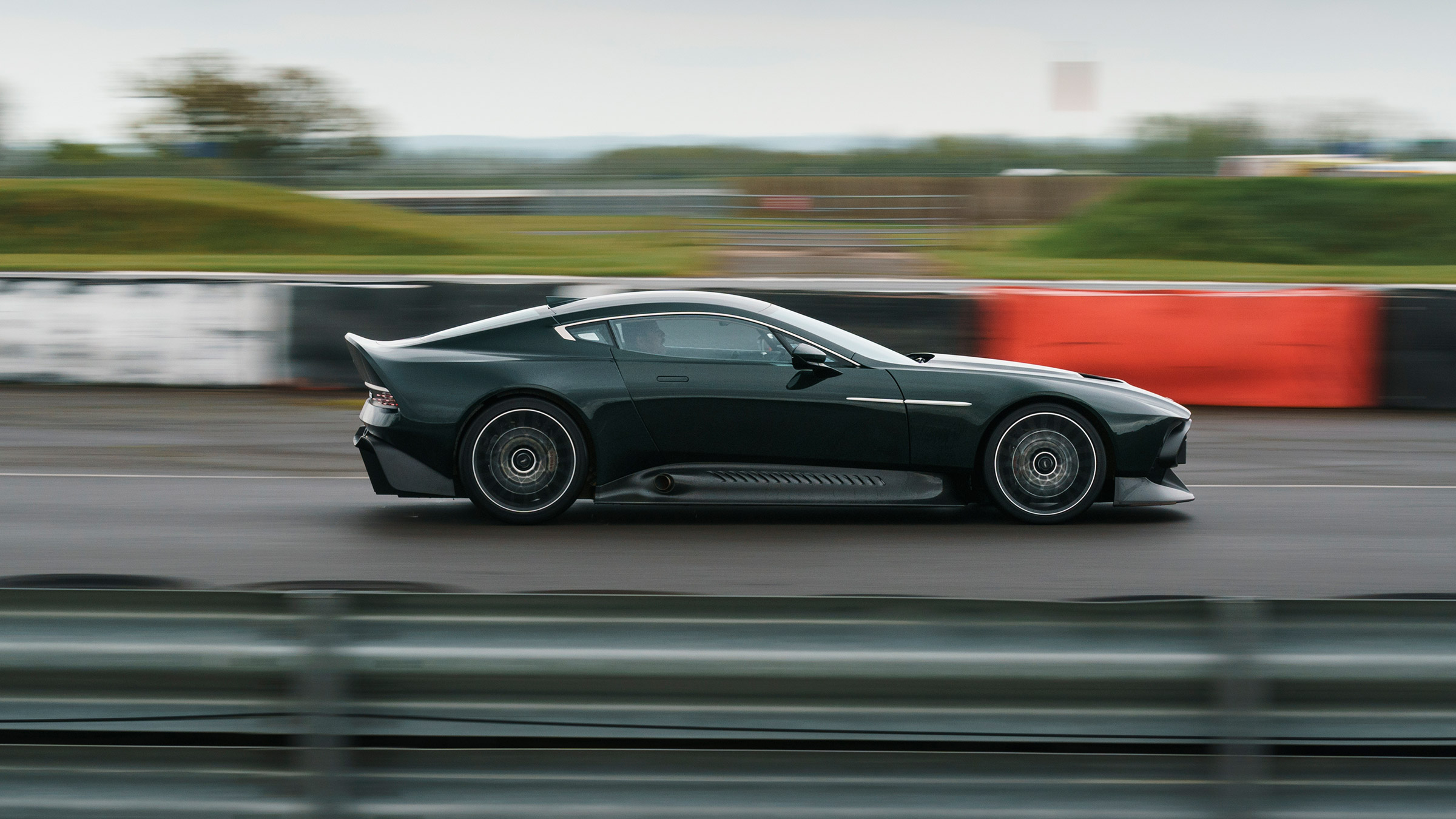 Aston Martin Victor – pan