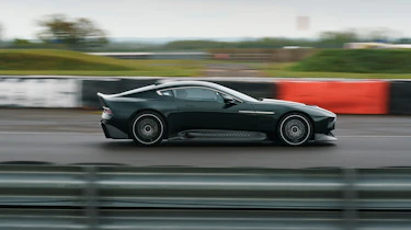 Aston Martin Victor – pan
