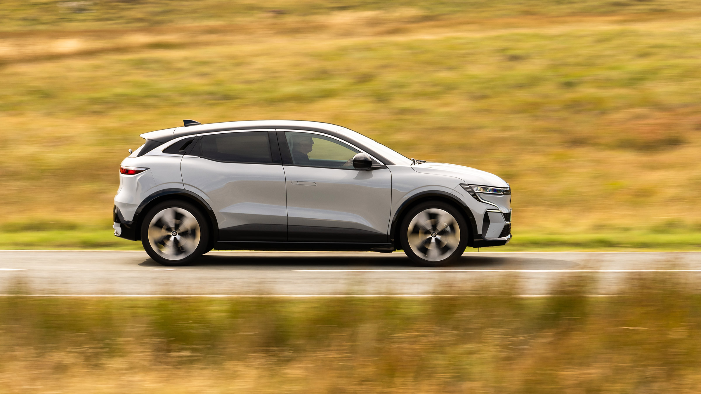 Renault Megane E-tech – side