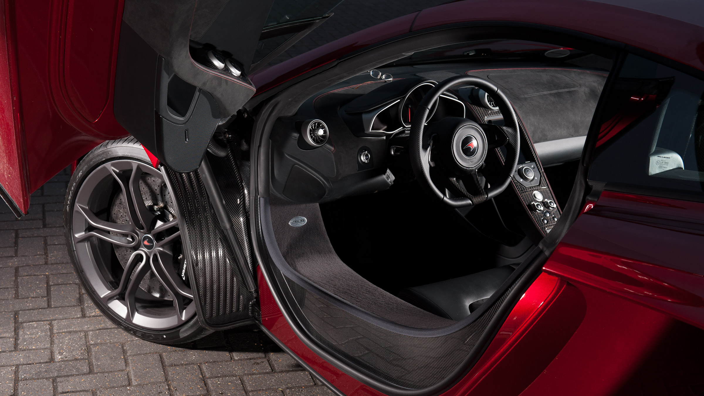 McLaren MP4-12C – door open