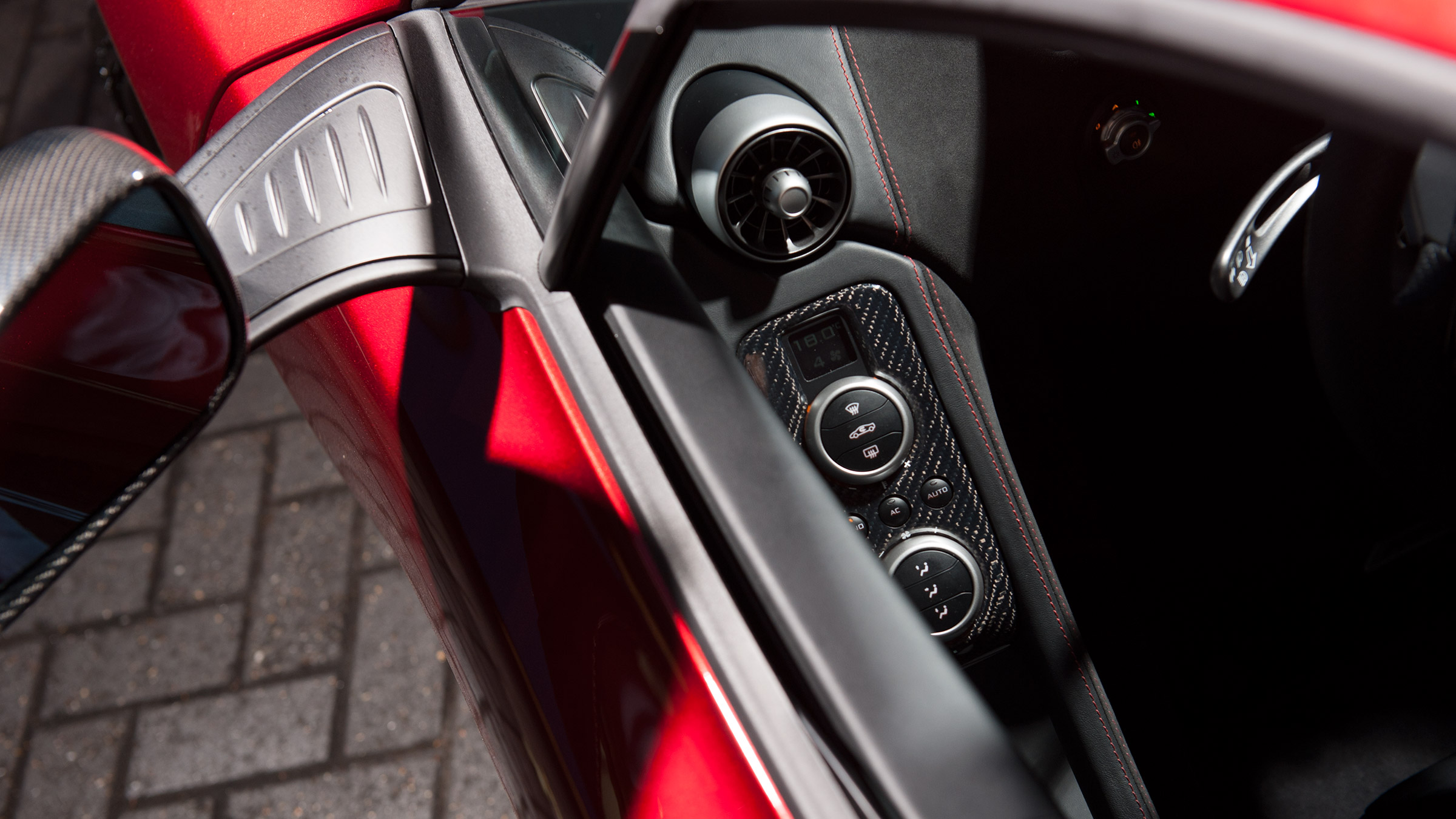 McLaren MP4-12C – doorcard