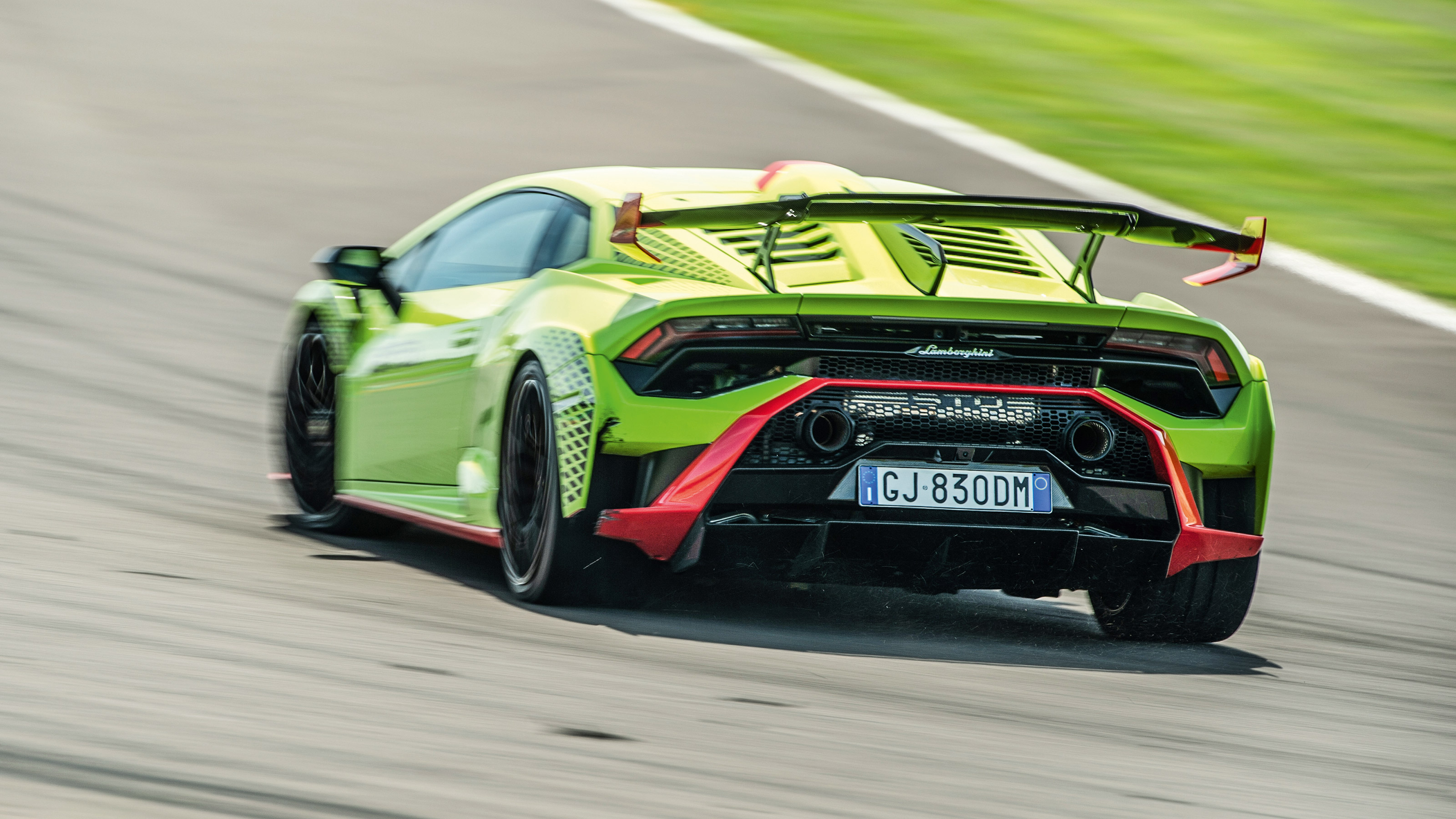 Lamborghini Huracán STO v Caterham Seven 420 Cup
