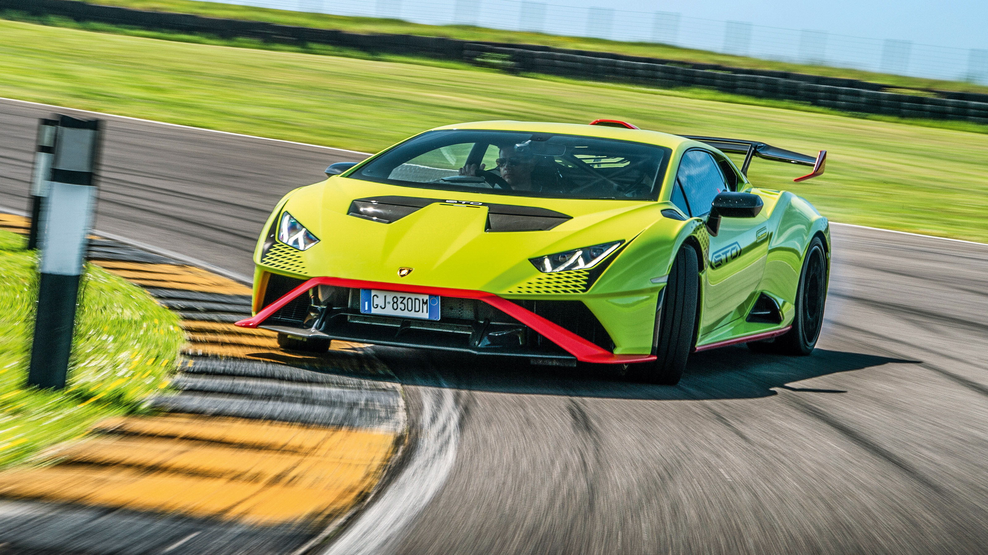 Lamborghini Huracán STO v Caterham Seven 420 Cup