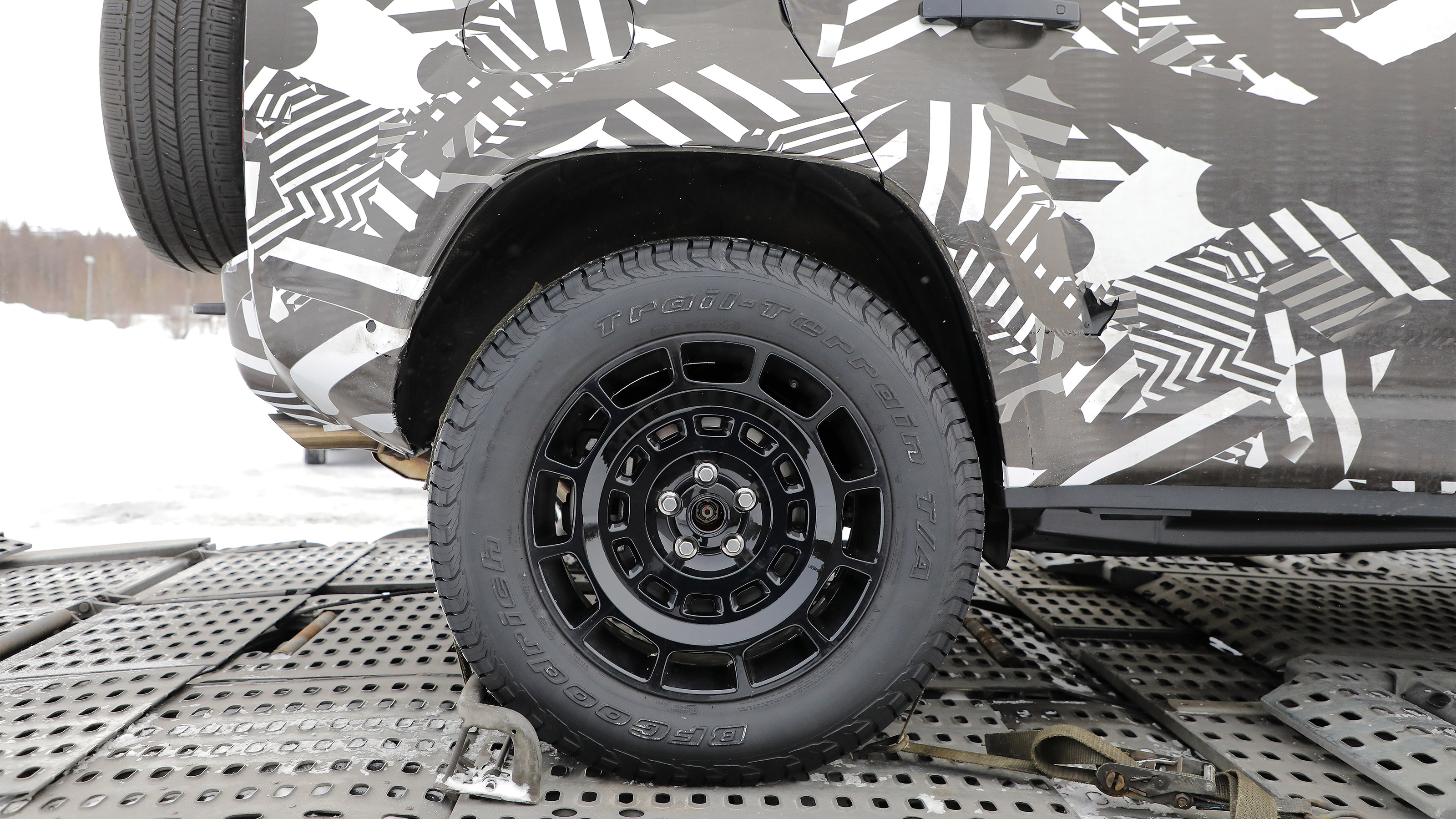 Land Rover Defender SVR