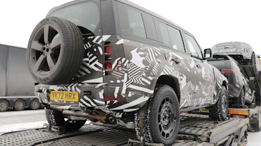 Land Rover Defender SVR