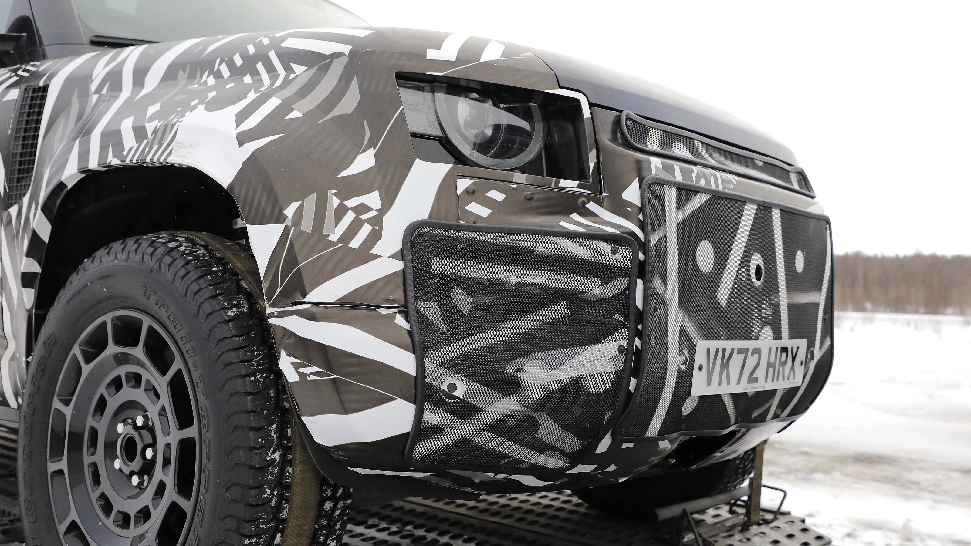 Land Rover Defender SVR