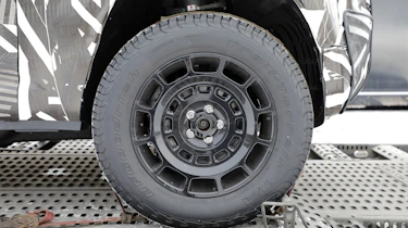 Land Rover Defender SVR