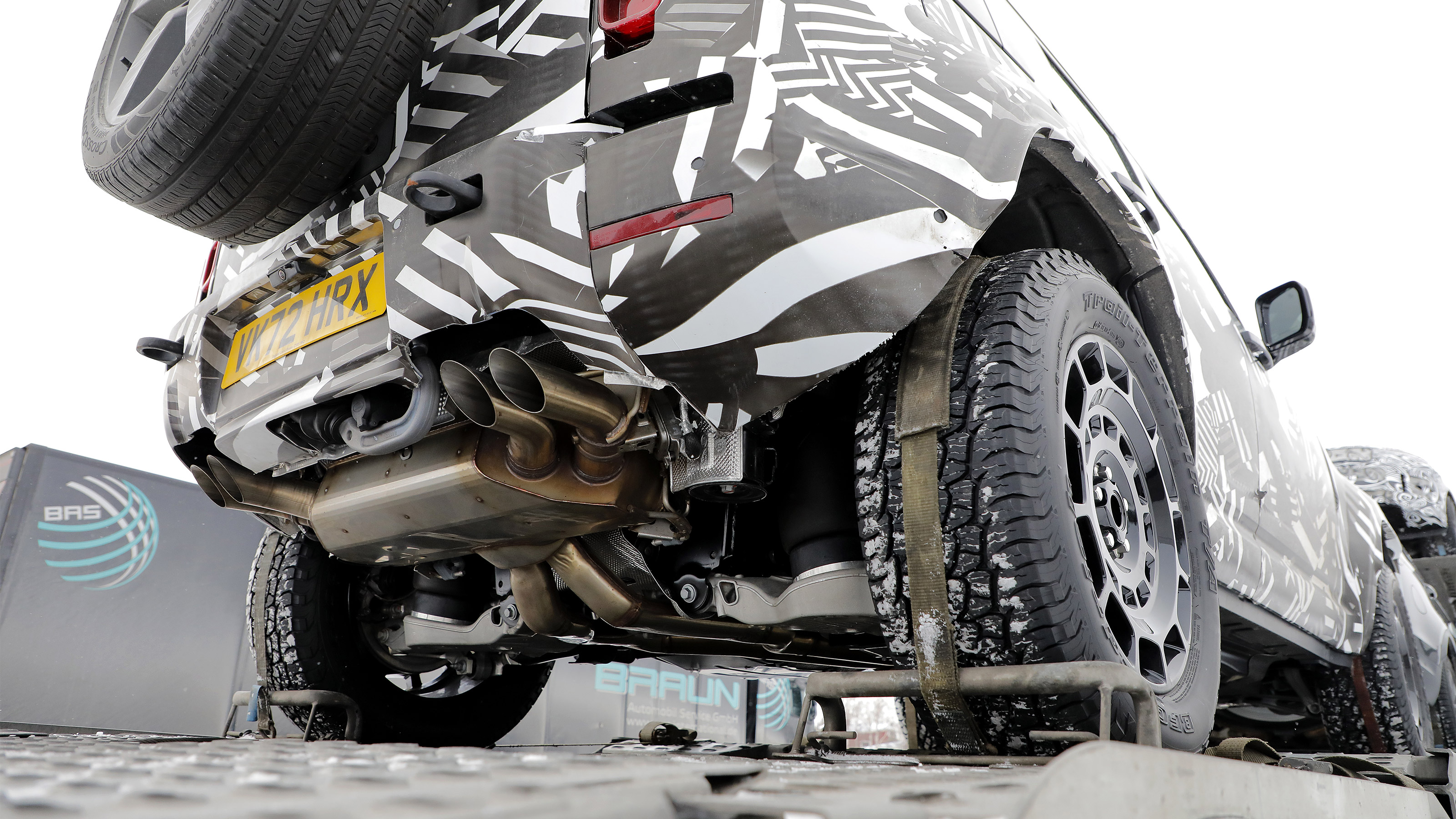Land Rover Defender SVR