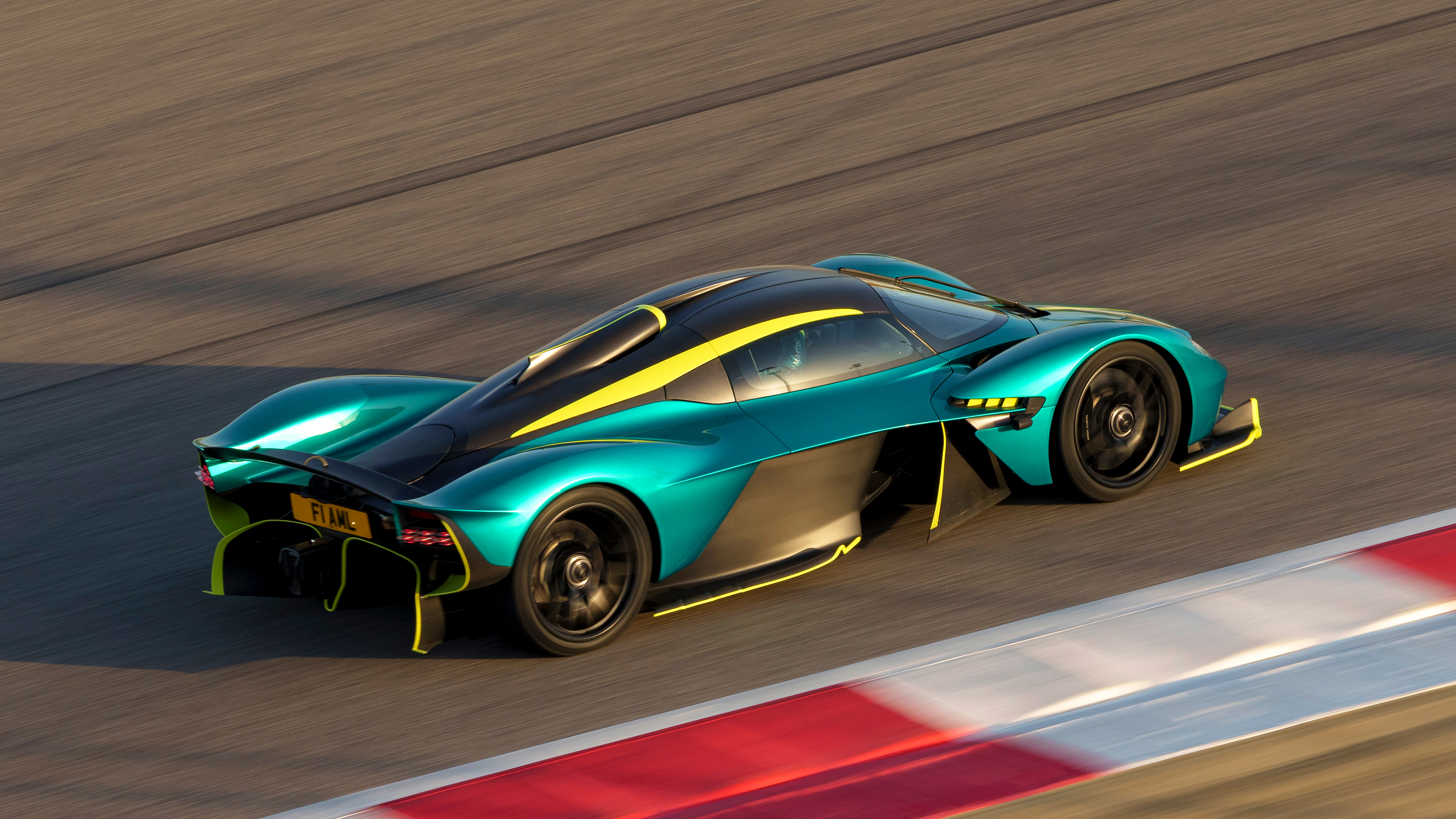 Aston Martin Valkyrie - pan